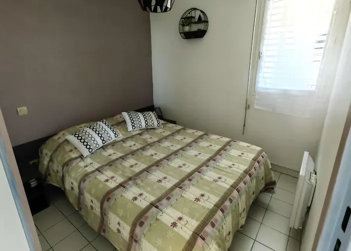 T2 Climatisé Proche Avec Piscine Et Parking - Fr-1-607-152 *