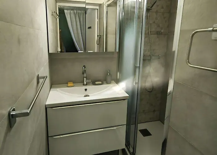 Appartement T2 Climatise Proche Avec Piscine Et Parking - Fr-1-607-152 *